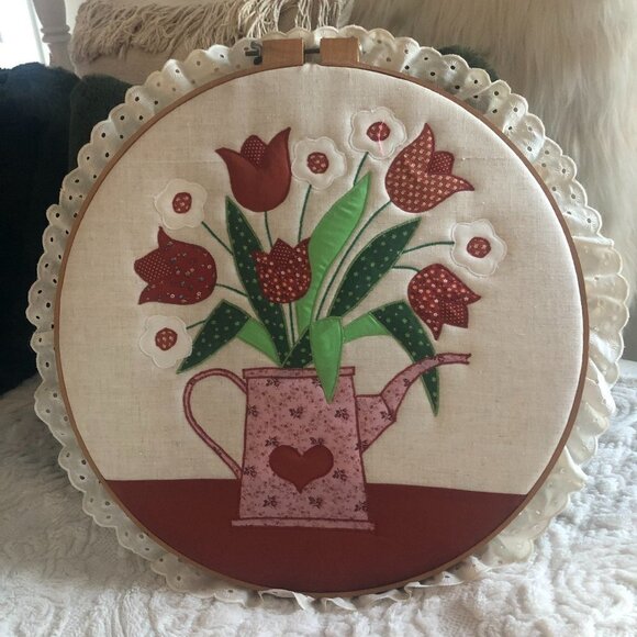 LARGE VINTAGE QUILTED EMBROIDERY ART IN WOODEN HOOP FRAME - Picture 3 of 8